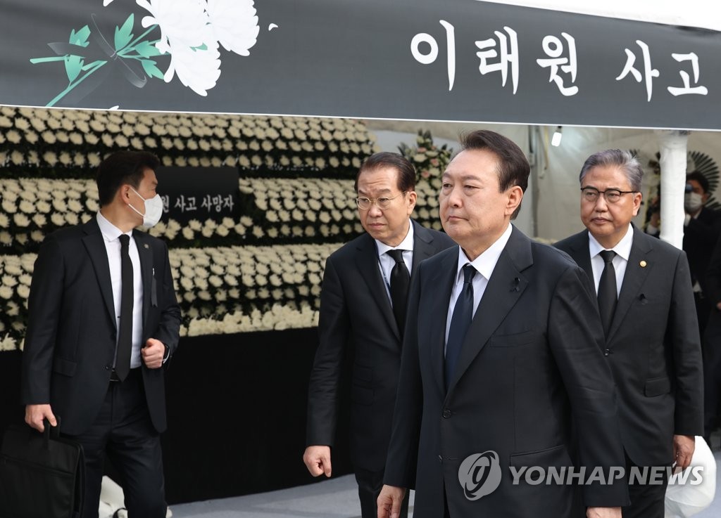 지난 1일 윤석열 대통령이 서울 용산구 녹사평역 광장에 마련된 이태원 사고 사망자 합동분향소를 찾아 조문한 뒤 이동하고 있다.<br>