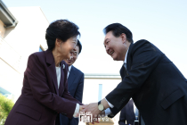 '尹, 朴 사저 방문'에 댓글여론도 엇갈려