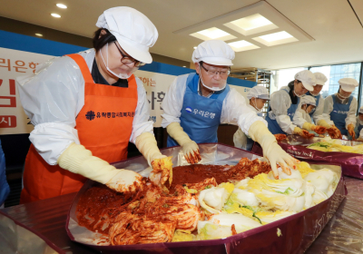 우리은행 임직원·가족, 직접 김장 담궈 소외계층에 전달