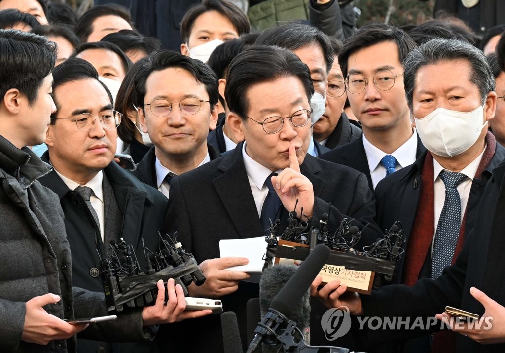 성남FC 후원금 의혹' 사건과 관련해 더불어민주당 이재명 대표가 10일 오전 경기도 성남시 수원지방검찰청 성남지청에 피의자 신분으로 조사를 받기 위해 출석하며 입장발표를 하고 있다. 사진=연합뉴스<br>