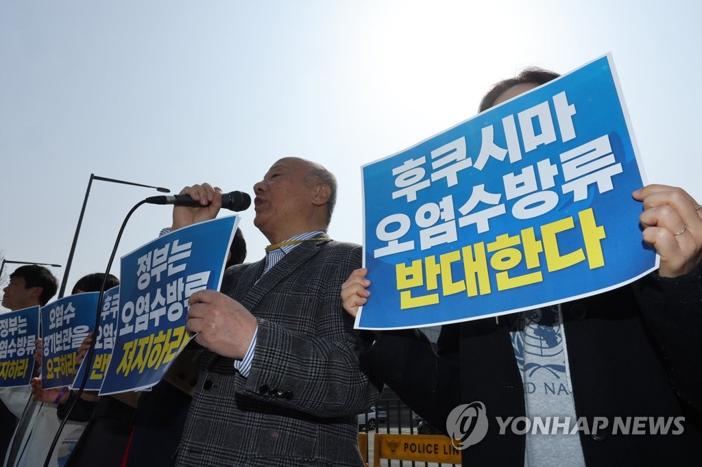 일본방사성오염수방류저지공동행동, 한일역사정의평화행동 등 시민단체가 10일 오전 서울 용산 대통령 집무실 인근에서 윤석열 정부의 일본 정부 후쿠시마 방사성 오염수 장기보관 요구를 촉구하는 기자회견을 하고 있다.?<br>