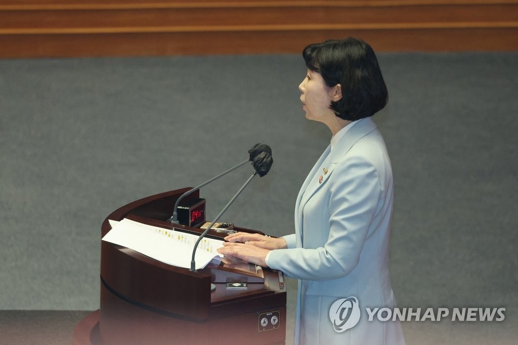 무소속 양정숙 의원이 11일 오후 국회에서 열린 제2차 국회의원 선거제도 개선에 관한 결의안 심사를 위한 전원위원회에서 질의 ·토론하고 있다. <br>