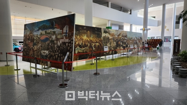 광주시가 시청 1층 시민홀에서 제43주년 5·18민주화운동 대형 역사기록화 전시회를 오는 29일까지 개최한다. 사진=광주시 제공