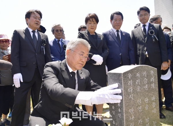 문재인 전 대통령이 부인 김정숙 여사와 제43주년 5.18 민주화운동 기념일을 하루 앞둔 17일 오전 광주 북구 운정동 국립5.18민주묘지를 찾아 참배했다. 사진=광주시 제공