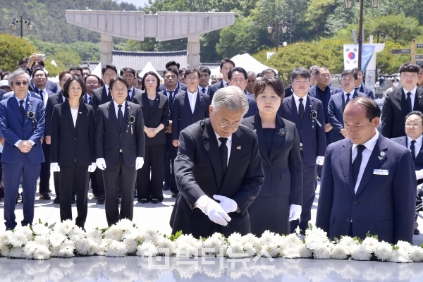 문재인 전 대통령이 부인 김정숙 여사와 제43주년 5.18 민주화운동 기념일을 하루 앞둔 17일 오전 광주 북구 운정동 국립5.18민주묘지를 찾아 참배하고 있다. 사진=광주시 제공