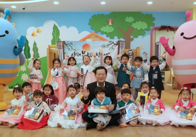 조병규 우리은행장, 어린이들에게 '위비프렌즈 세뱃돈' 선물
