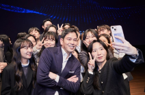 정용진 부회장, 미래 이끌 인재들 만나 