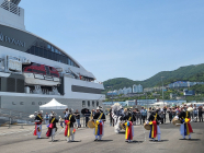 여수항에 국제크루즈 연이어 입항…관광객 1200여명 방문