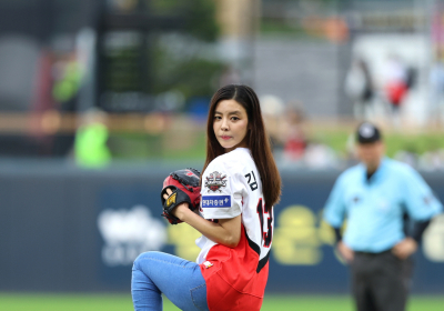 김규리, 프로야구 시구로 전남국제수묵비엔날레 알려