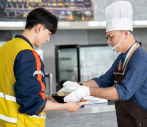 쿠팡풀필먼트서비스, 중복 맞아 '삼계탕 배식' 직원들 격려