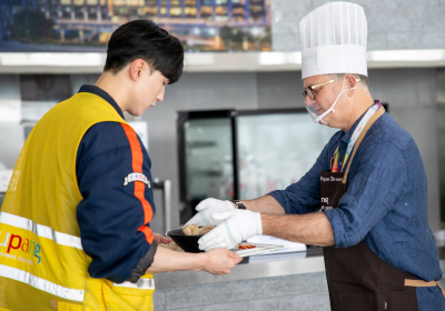 쿠팡풀필먼트서비스, 중복 맞아 '삼계탕 배식' 직원들 격려